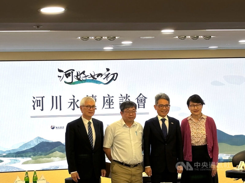 經濟部次長賴建信(右2)2日出席「河好如初─河川永續座談會」政策座談,未來面對水旱災等挑戰,呼籲大家要放棄本位主義,回歸科學理性思考問題、攜手同行。中央社記者劉千綾攝 114年5月2日