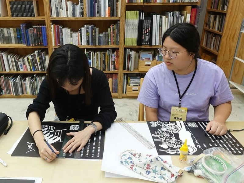 教育部2日發布新聞稿,介紹「青年暑期社區職場體驗計畫」。參與計畫的曹孟涵(左起)、陳欣庭前往台灣非視覺美學教育協會,協助製作展覽會的作品講解海報、點字及語音導覽QR Code。(教育部提供)中央社記者陳至中台北傳真 114年5月2日
