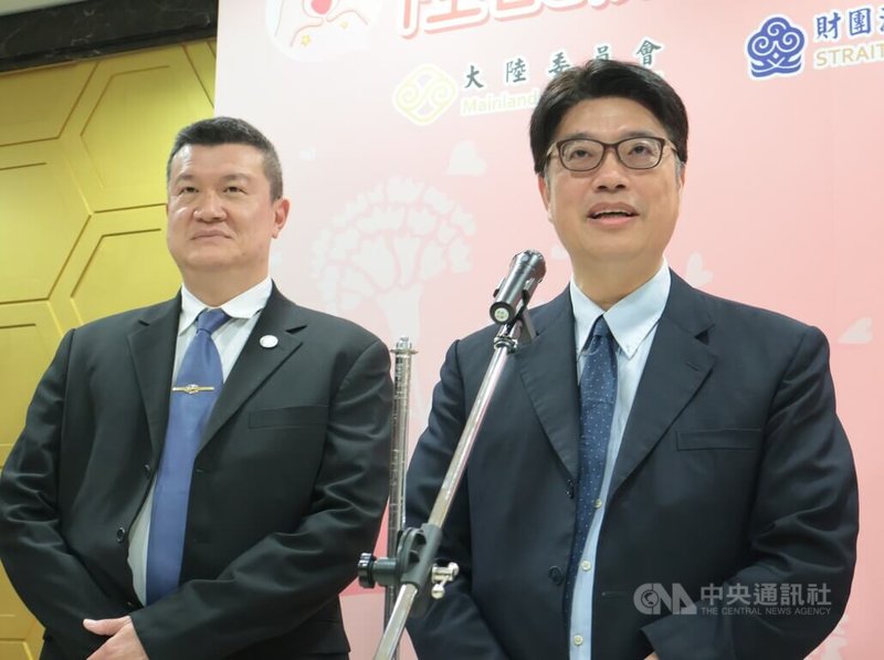 大陸委員會、海峽交流基金會2日舉辦母親節陸配關懷活動,陸委會主委邱垂正(右)、內政部政務次長馬士元(左)出席活動。中央社記者李雅雯攝 114年5月2日