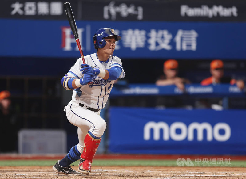 中華職棒富邦悍將隊近期遭遇傷兵潮,野手王正棠開季前受傷勢困擾,2日為本季首度上一軍,與統一獅隊交手的賽事先發打第2棒、擔任指定打擊,單場3打數敲出2支安打,另外獲得1次四壞保送。中央社記者張新偉攝 114年5月2日