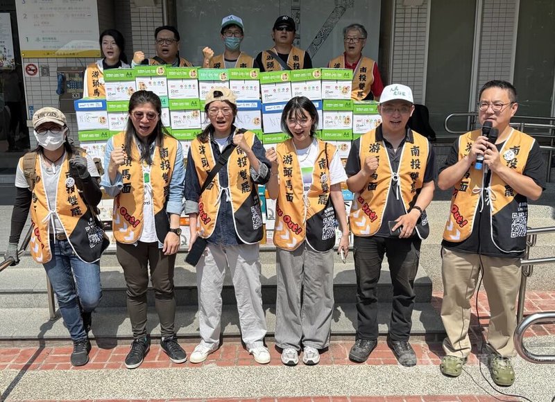 罷免國民黨立委游顥團隊2日前往南投縣選舉委員會送交第2階段連署書,領銜人林敬桐(前左3)及多名志工在遞交前齊聲振臂喊口號。中央社記者蕭博陽南投縣攝 114年5月2日