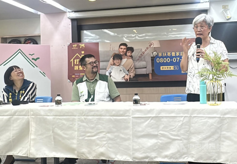 台東家扶中心2日邀請投身寄養家庭行列長達21年的羅貞妹(右)分享心得故事,她說,當孩子快樂、自在起來,並且逐漸成長懂事、進步了,對她而言就是幸福。中央社記者盧太城台東攝 114年5月2日