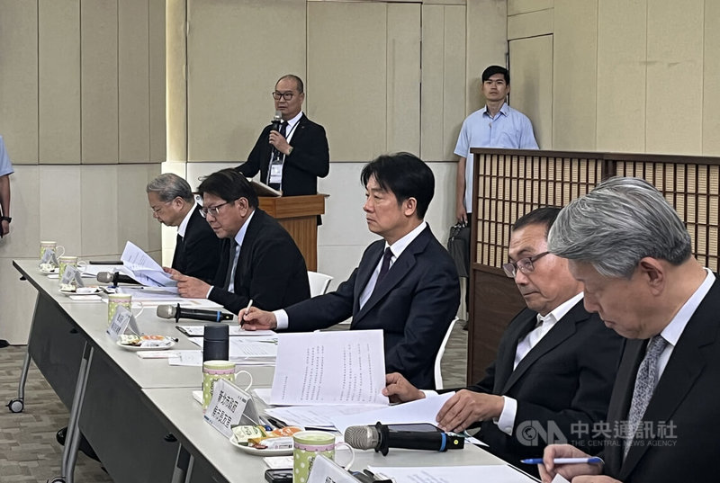 總統賴清德（右3）2日率總統府秘書長潘孟安（右4）等人前往經濟部新北產業園區服務中心參加座談，聽取地方產業對於美國對等關稅衝擊的影響與意見。總統府國策顧問、興采實業董事長陳國欽（後持麥克風者）會中提出相關建言。中央社記者趙敏雅攝  114年5月2日