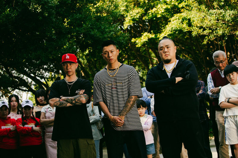饒舌音樂團體頑童MJ116推出第5張專輯OGS,同名主打單曲MV選在公園拍攝,成員大淵(前右)、小春(前左)及瘦子(前中)也想像未來退休模樣。(本色音樂提供)中央社記者王寶兒傳真 114年5月2日