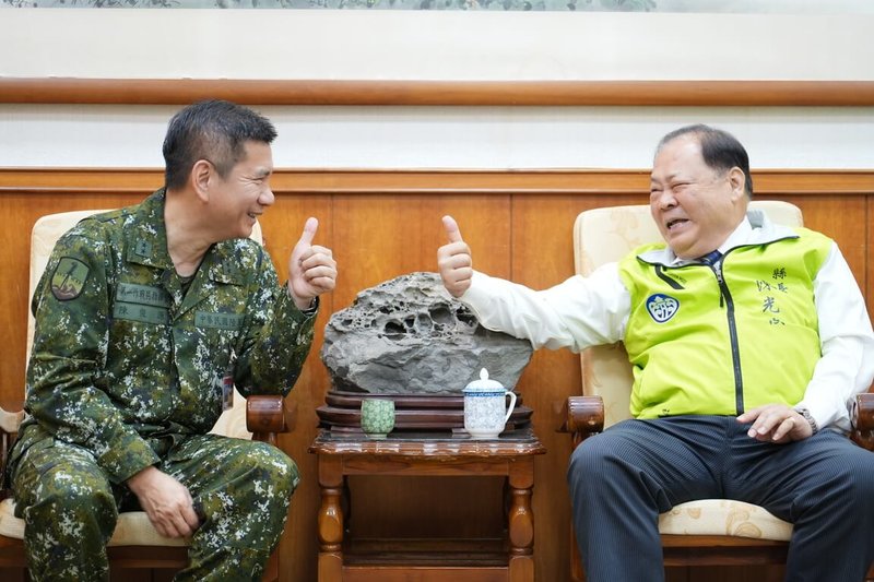 陸軍澎湖防衛指揮部新任指揮官陳俊源(左)2日上午拜會澎湖縣長陳光復(右),雙方就地方發展、軍民關係及未來合作方向進行深入交流。(澎湖縣政府提供)中央社 114年5月2日