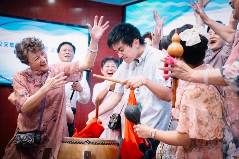 藝人易烊千璽(擊鼓者)在電影「小小的我」中飾演一名腦麻青年,近日將帶著新片來台參與第16屆兩岸電影展,並與台灣影迷相見歡。(兩岸影展提供)中央社記者王心妤傳真 114年5月2日