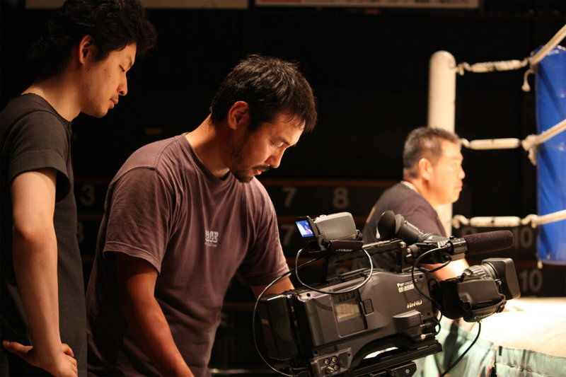 導演安田淳一（中）率領10人迷你拍攝團隊，以日本電影「超時空武士」創下10億日幣（約新台幣2.1億）票房，締造日本獨立電影的奇蹟，該片也將於台灣上映。（光年映畫提供）中央社記者龍柏安傳真  114年5月2日