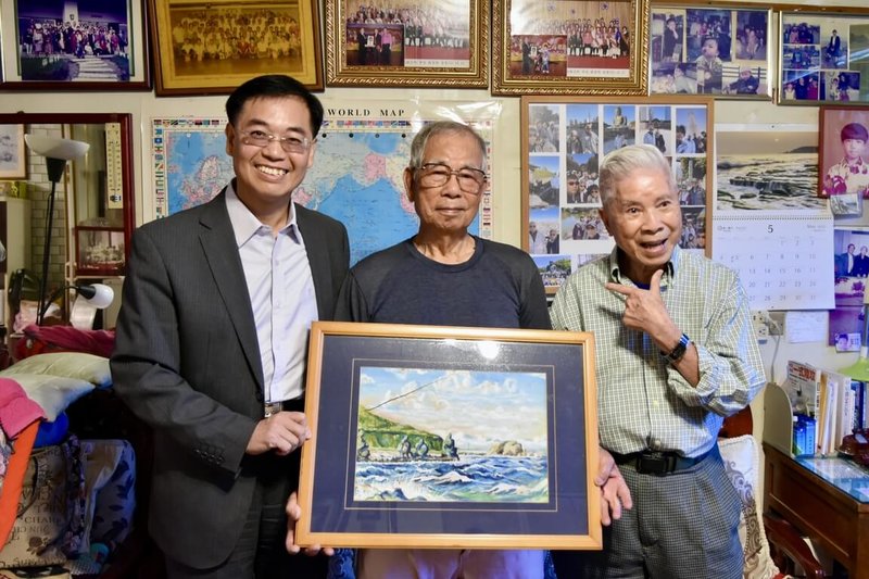 政治受難者陳顯宗(中)無償捐贈難友王嵩岳於1961年在綠島服刑期間繪製的畫作「三峰岩」給國家人權博物館收藏,人權館長洪世芳(左)2日親赴桃園陳宅致意。(人權館提供)中央社記者趙靜瑜傳真 114年5月2日