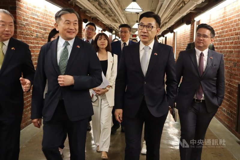 台灣跨黨派立委組團訪美,1日拜會前眾議院議長裴洛西等議員,並與商務部會談。圖攝於4月30日,前右2為立法院副院長江啟臣,前左2為民進黨立委王定宇。中央社記者鍾佑貞華盛頓攝 114年5月2日