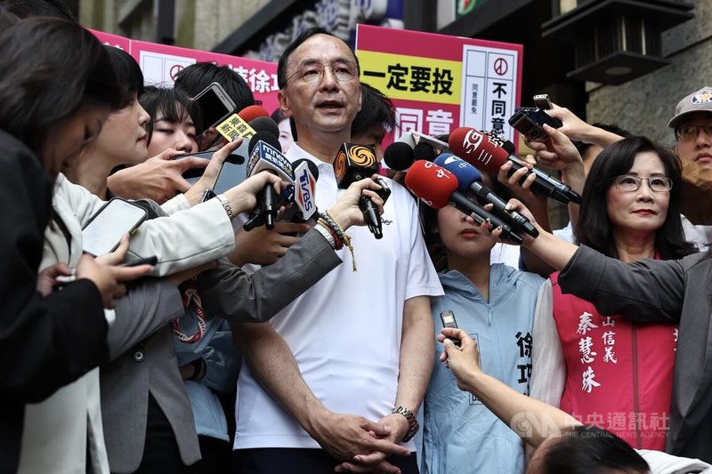 國民黨主席朱立倫（中，白衣）2日上午赴永春市場「反惡罷，戰獨裁」街講，宣講後接受媒體聯訪。中央社記者翁睿坤攝  114年5月2日
