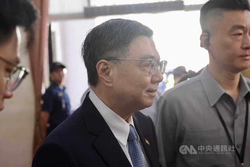 行政院原計劃本週提出國家通訊傳播委員會(NCC)委員提名名單,行政院長卓榮泰(中)2日在立法院受訪時說,人選都已確定,但為了尊重他們、多給他們時間完成工作安排,可能在下週公布名單。中央社記者王飛華攝 114年5月2日