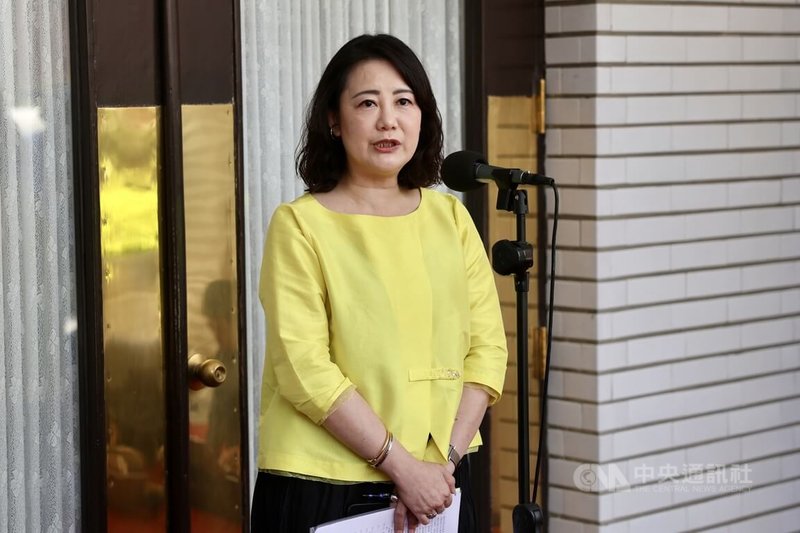 國民黨台中黨部遭搜索引發各界關注,是否與罷免連署有關待確認。民進黨立法院黨團幹事長吳思瑤2日在立法院受訪表示,司法沒有顏色,偵辦的核心是證據,不論藍綠,只要涉及不法情事,該辦就辦。中央社記者王飛華攝 114年5月2日