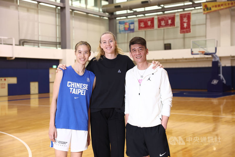 德國女籃隊長瑪麗(Marie Gulich)(中)本季身披女子超級籃球聯賽WSBL台元戰袍,替球隊帶來很多新的想法,陣中主力林文佑(左)透露,瑪麗的自律飲食值得學習,而台元總教練邱啟益(右)則對瑪麗的職業態度留下深刻印象。中央社記者王騰毅攝 114年5月2日