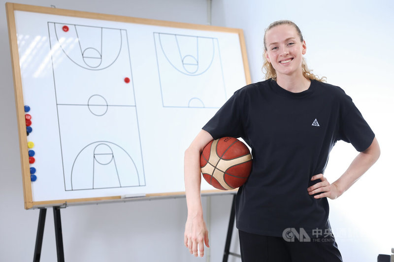 德國女籃隊長瑪麗(Marie Gulich)(圖)本季選擇遠渡重洋來到台灣,披上台元女籃戰袍登上超級女子籃球聯賽WSBL舞台,生涯首度征戰亞洲賽場,瑪麗直言這趟台灣之旅是人生最有趣的經驗之一。中央社記者王騰毅攝 114年5月2日