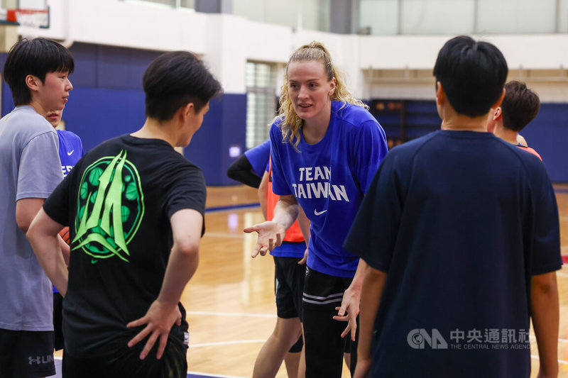 德國女籃隊長瑪麗(Marie Gulich)(中)時常在所有人狀況低迷時,跳出來鼓勵隊友,而她也提到想幫助台元女籃拚下超級女子籃球聯賽WSBL的冠軍金盃,為這次的台灣之旅畫下完美句點。中央社記者王騰毅攝 114年5月2日