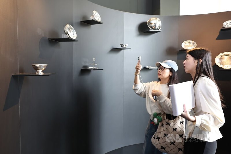 台灣名廚江振誠「吉光片羽」新書發表會2日中午於台北RAW餐廳舉辦,工作人員仔細解釋現場展示的銀器。中央社記者翁睿坤攝 114年5月2日