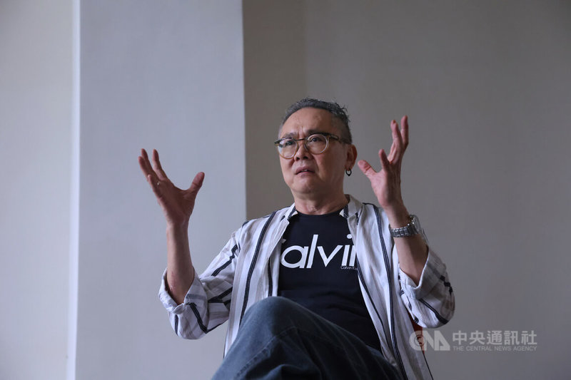 國立台北藝術大學戲劇學院院長、「凝視舞台」策展人王世信(圖)形容舞台設計聶光炎是「台灣現代劇場視覺開創者」,其資歷宛若台灣表演藝術發展歷史。中央社記者王飛華攝 114年5月2日