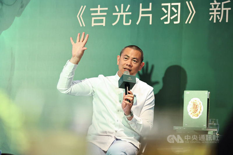 台灣名廚江振誠(圖)「吉光片羽」新書發表會2日中午在台北舉行,江振誠分享書名來由。中央社記者翁睿坤攝 114年5月2日
