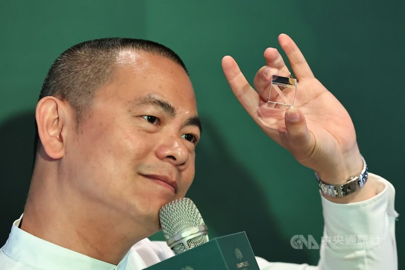 台灣名廚江振誠(圖)「吉光片羽」新書發表會2日中午在台北舉行,江振誠分享贈送菱鏡的原因。中央社記者翁睿坤攝 114年5月2日