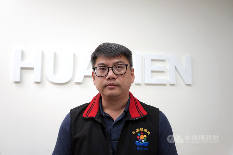 國民黨立委傅崐萁在花蓮縣長任內提前調漲礦石稅，縣府與業者纏訟多年8件敗訴確定。媒體報導，受罷免及司法調查壓力，縣府近日火速還款給業者。縣府新聞科長李冠霆（圖）2日接受媒體聯訪指出，相關作業皆依法院判決結果執行，早於媒體報導時間，盼外界勿政治操作、錯誤連結。中央社記者張祈攝 114年5月2日