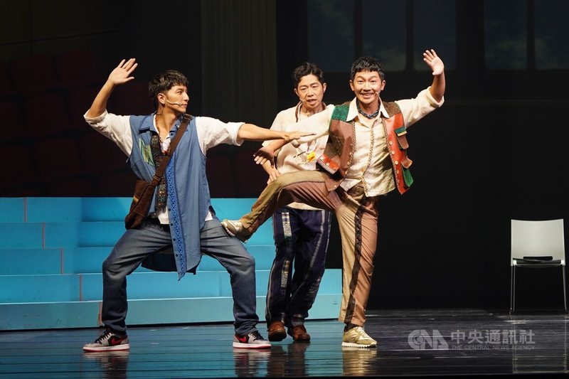 果陀劇場音樂劇「三個傻瓜」2日晚間將在台北城市舞台演出,演員楊奇煜(左)與蔡昌憲(右)、竺定誼(中)下午於記者會呈現精彩片段。中央社記者徐肇昌攝 114年5月2日