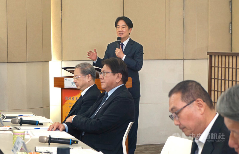 因應美國關稅政策,總統賴清德(後右)赴新北聽取產業意見指出,政府嚴謹面對,與美後續談判,政府會秉持確保國家利益、維護台灣產業發展空間、不犧牲任一個行業等三項原則。中央社記者趙敏雅攝 114年5月2日