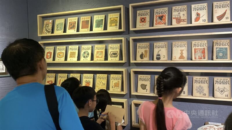 李梅樹紀念館目前正展出「2025梅樹月」特展,三峽區成福國小學生2日前往參觀,展區陳列日籍畫家立石鐵臣為刊物「民俗臺灣」所繪製的封面插圖。中央社記者黃旭昇新北市攝 114年5月2日