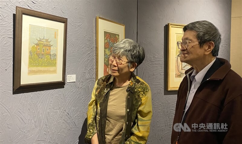李梅樹紀念館目前正展出日籍藝術家恩地孝四郎等人作品,透過畫筆可一窺百年前的台灣風土樣貌,恩地孝四郎後人伊東優里(左)2日前往參觀,館長李景光(右)親自接待陪同。中央社記者黃旭昇新北市攝 114年5月2日