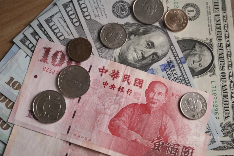 新台幣2日匯價以32.1元開盤後,隨即一路走升,升幅逾4角。(中央社檔案照片)
