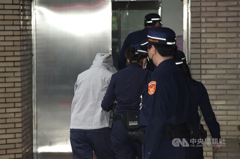 劉姓保母姊妹涉虐死男童「剴剴」案,圖為4月23日妹妹劉若琳(灰色外套)在法警戒護下抵達北院寶慶院區。(中央社檔案照片)