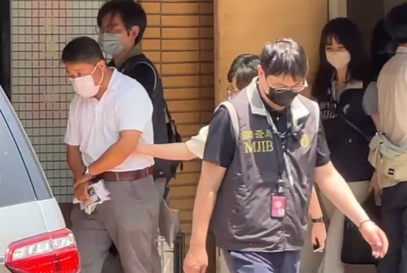 立委罷免不實連署案調查,國民黨台中市黨部一組總幹事伍康龍(白衣者)涉嫌偽造文書、個資法等罪嫌,3日遭台中檢方聲押禁見。(民眾提供)中央社記者趙麗妍傳真 114年5月2日