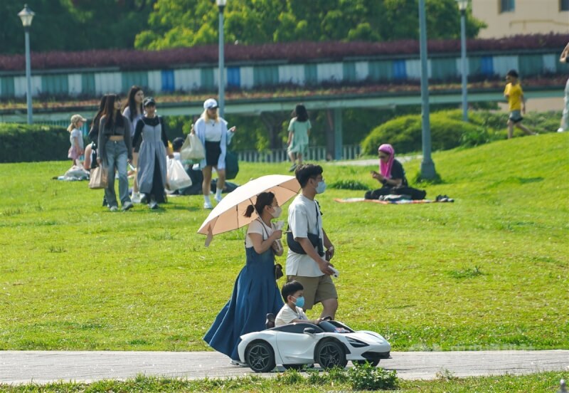 圖為台北花博公園園區遊憩民眾。(中央社檔案照片)