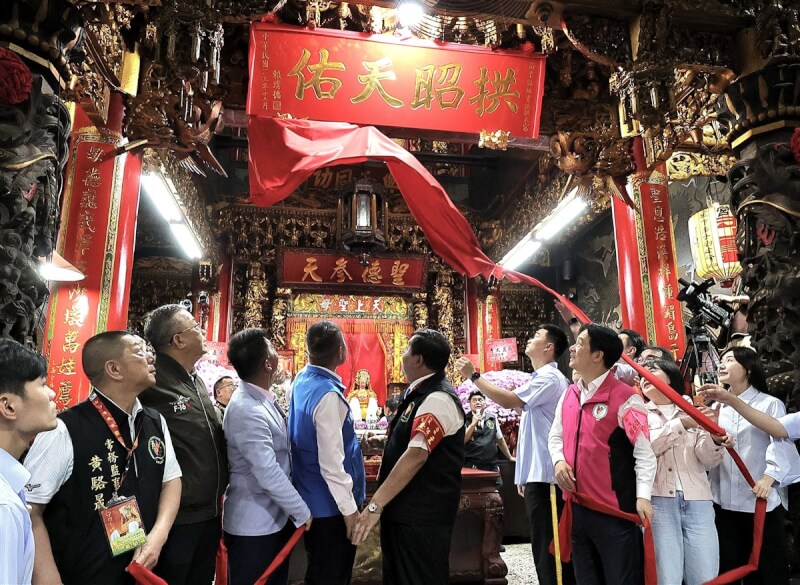 總統賴清德(前右粉色背心者)1日晚間親自前往拱天宮參香、恭請白沙屯媽祖出神龕,並為所致贈牌匾「拱昭天佑」揭幕。(拱天宮文化組提供)中央社記者管瑞平傳真 114年5月1日
