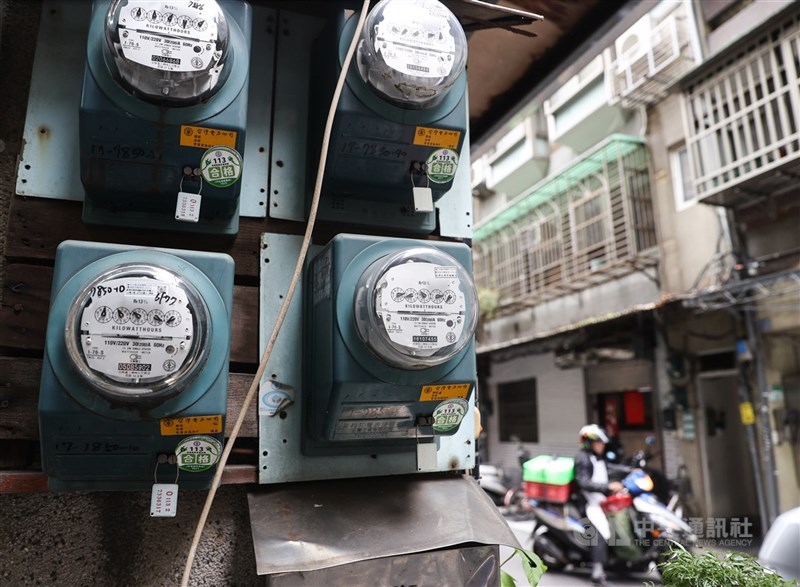 工總表示,美國關稅政策令產業界十分憂心,支持台電撥補才能穩定電價。圖為台北市一處公寓電表。(中央社檔案照片)