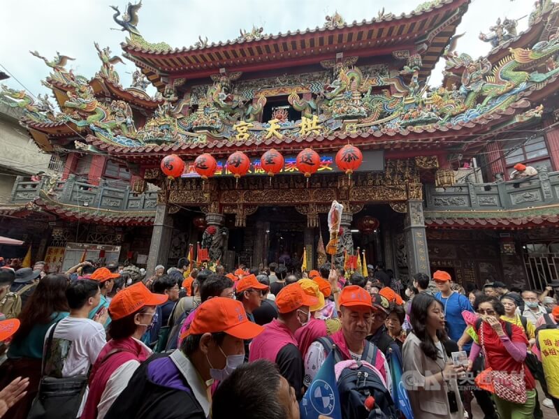 白沙屯拱天宮媽祖徒步進香活動1日深夜正式展開,今年報名參與人數逼近33萬,午後已有不少「香燈腳」陸續湧入白沙屯地區及拱天宮周邊。中央社記者管瑞平攝 114年5月1日