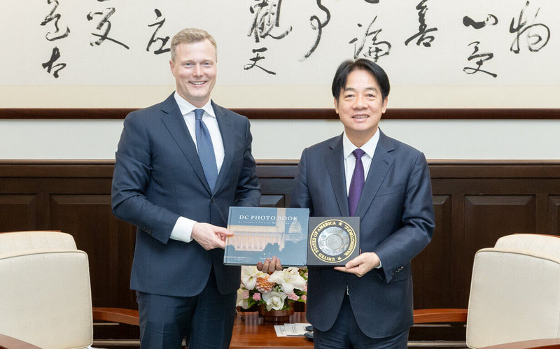 總統賴清德(右)2日接見美國智庫「大西洋理事會」共和黨策士團,就台美經貿議題等交換意見。(總統府提供)中央社記者賴于榛傳真 114年5月2日