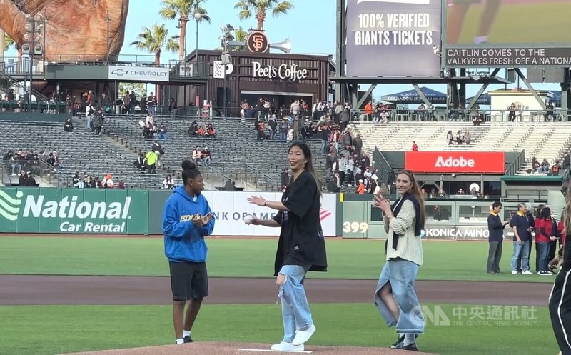 WNBA金州女武神美籍台裔球員陳紫柔(Kaitlyn Chen)(中穿黑衣者)受美國職棒MLB巨人隊之邀於台灣日開球,她表示以自己的台灣背景為榮,迫不及待想回台灣。中央社記者張欣瑜舊金山攝 114年5月2日