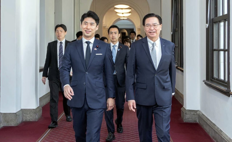 國安會秘書長吳釗燮(前右)2日會見自民黨青年局長、眾議員中曾根康隆(前左)率領的訪團,交流深化台日關係、強化社會韌性,以及共同提升嚇阻等議題。(國安會提供)中央社記者賴于榛傳真 114年5月2日