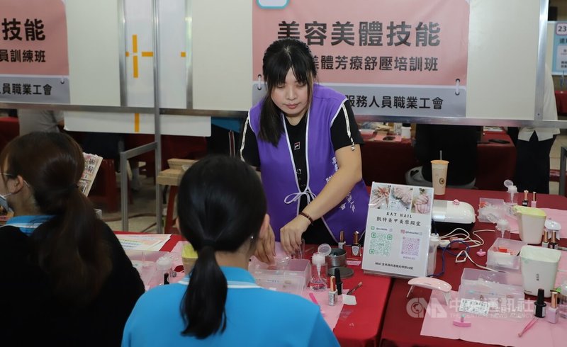 嘉義縣政府攜手吳鳳科技大學在東石高中舉辦「嘉義縣高中職職涯博覽會」,2日登場,實作攤位提供美甲、美體芳療體驗等。中央社記者蔡智明攝 114年5月2日