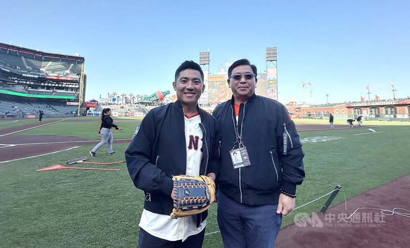 MLB巨人隊台灣日,高球名將潘政琮(左)開球,與長榮航空駐舊金山分公司總主任吳駿杰合影。中央社記者張欣瑜舊金山攝 114年5月2日