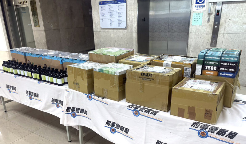 刑事局2日召開記者會,宣布破獲以張姓男子為首的毒品集團,搜出大批摻有毒品的電子煙彈及煙油,並發現張男曾從中國寄送毒品「喵喵」先驅原料來台。警詢後把張男等9人送辦。中央社記者劉建邦攝 114年5月2日