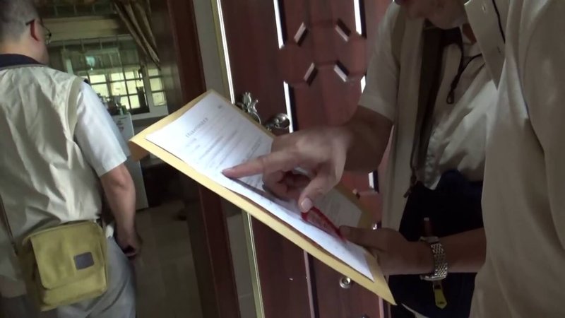 前嘉義縣六腳鄉代表會主席黃明世任內針對養雞場設立成立審核小組介入公所核發養雞場使照執照行政程序,涉從中向業者索回饋金遭拘提到案,嘉義地檢署複訊後向嘉院聲押禁見獲准。圖為調查官持搜索票至黃男住處等地執行搜索。(嘉義地檢署提供)中央社記者黃國芳傳真 114年5月2日
