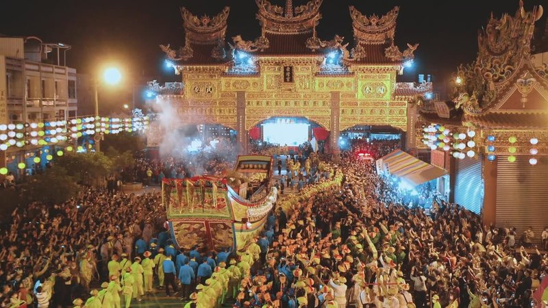東港迎王平安祭典為國家級重要民俗文化資產,每3年舉行一次,沿襲清朝古禮,由東港東隆宮主祀溫府千歲,迎請5名千歲代天巡狩。東港人以莊嚴儀式迎王、遶境祈福,並焚燒精緻王船送王爺回天,象徵送瘟除災、合境平安。(東港東隆宮提供)中央社記者王寶兒傳真 114年5月2日