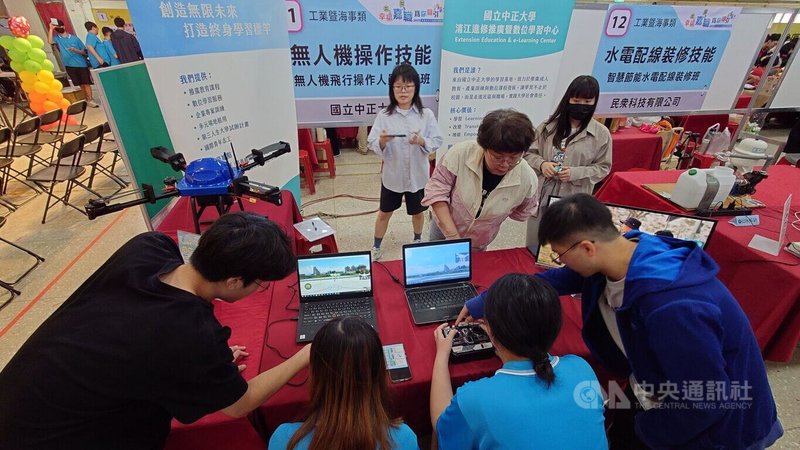 嘉義縣政府與吳鳳科技大學2日在東石高中合作舉辦「嘉義縣高中職職涯博覽會」,現場有攤位提供無人機操控技能模擬訓練,吸引學生爭相體驗。中央社記者蔡智明攝 114年5月2日