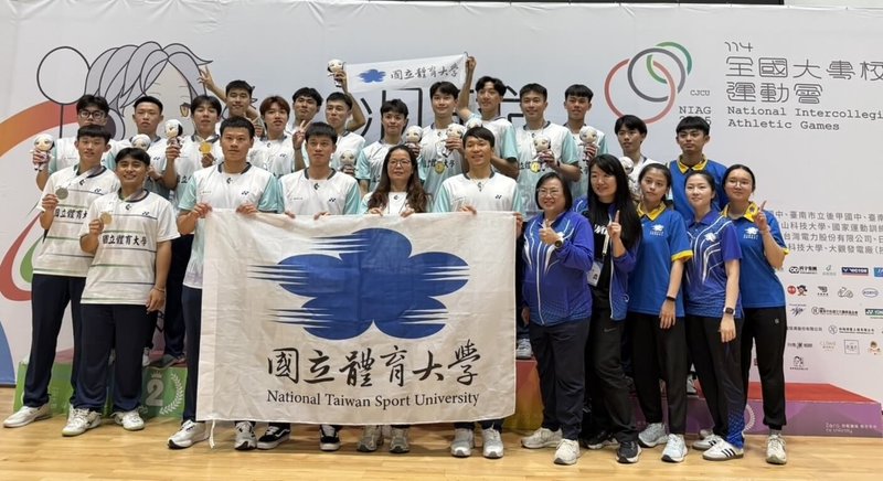 114年全大運2日圓滿落幕,羽球賽事最後一天進行公開男子組團體決賽,由退役奧運男雙金牌好手李洋(前右6)帶領的國體大男團成功摘金。(國體大提供)中央社記者黎建忠傳真 114年5月2日