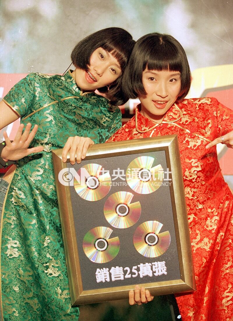 「中國娃娃」專輯大賣舉辦慶功宴，由於盜版嚴重，唱片公司製作缺角的白金唱片，呼籲歌迷支持正版。中央社記者張天雄攝　89年5月3日