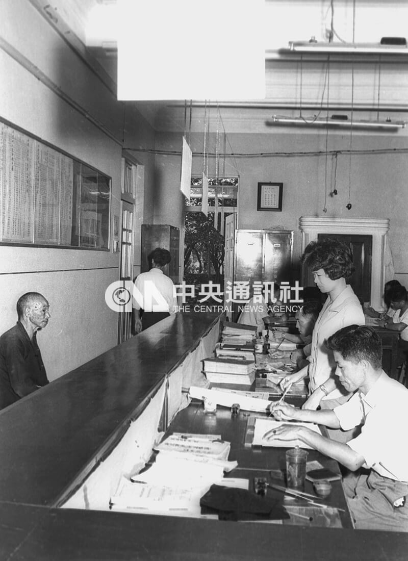 在沒有複印設備的時代,民眾申請戶籍謄本須由戶政人員人工抄寫,等待時間較長。中央社記者秦炳炎攝 50年6月8日