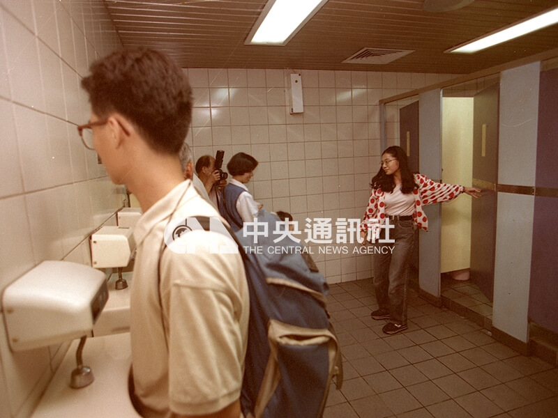 發起「新女廁運動」的學生團體,在台北車站進行「搶攻男廁」活動,以實際行動表達男女廁所空間分配不公的問題。中央社記者郭日曉攝 85年5月4日