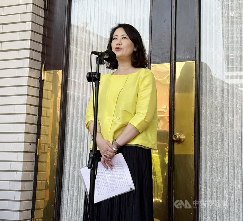 民進黨立法院黨團幹事長吳思瑤2日在立法院受訪說,所有政務官的發言都要避免情緒性發言,也要避免讓嚴肅的政策議題,成為政治口水攻防的開始。中央社記者王揚宇攝 114年5月2日