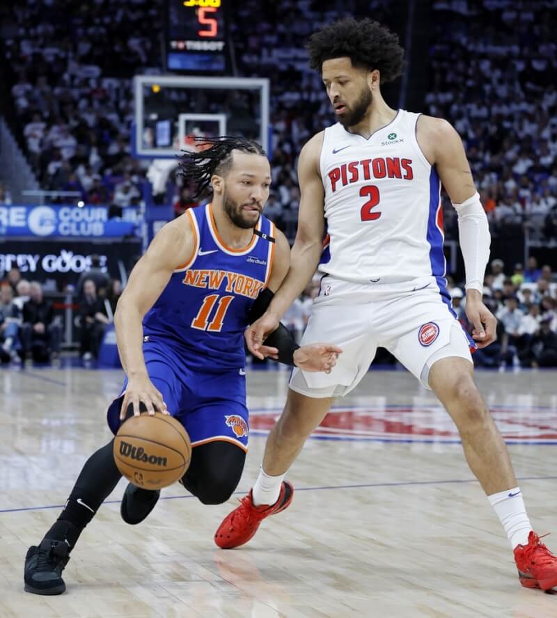 美國職籃NBA紐約尼克2日以116比113客場擊敗活塞,當家後衛布朗森(左)全場攻下40分。(美聯社)